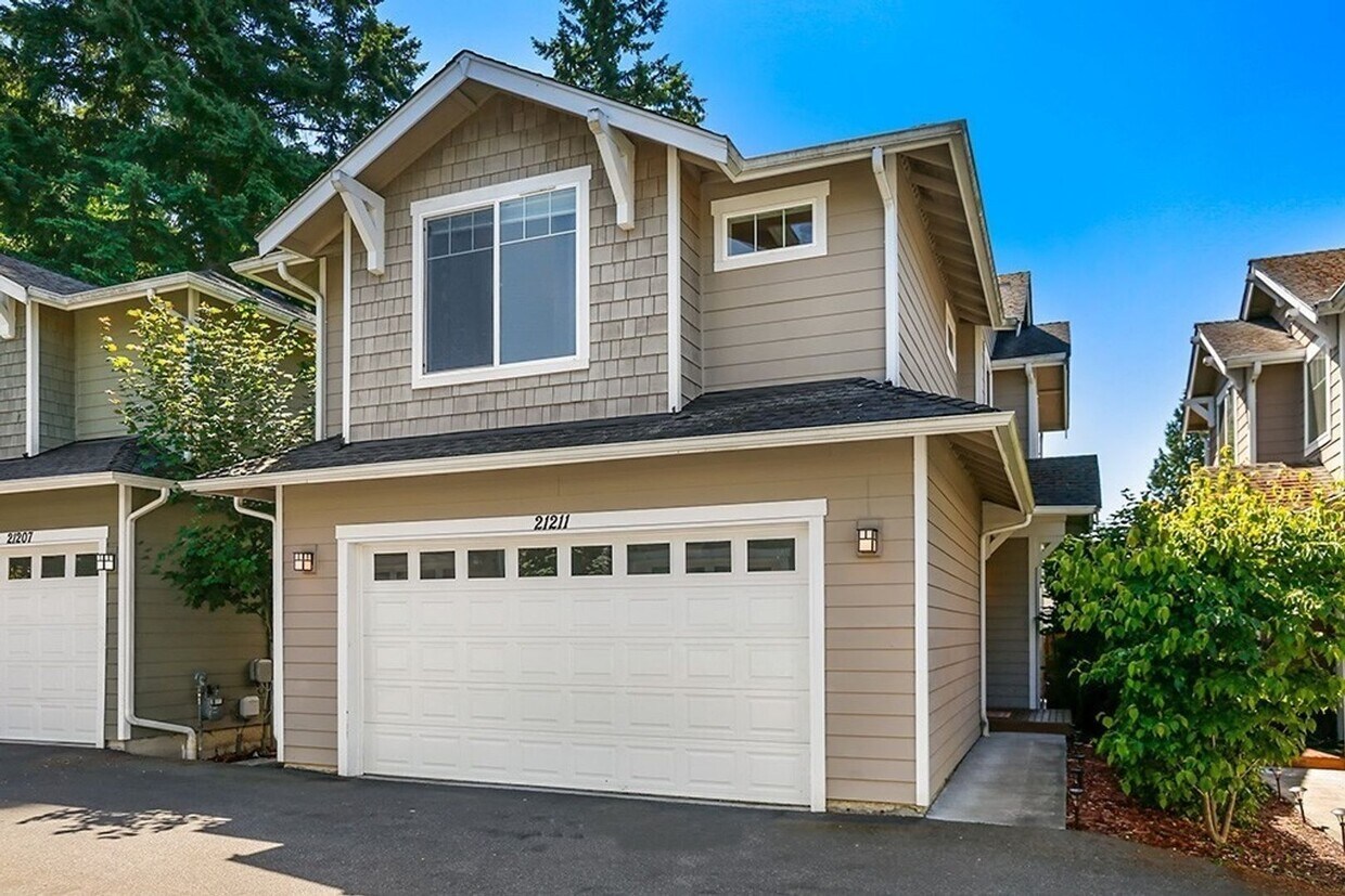 Foto principal - Spacious 3BD/2.5BTH Available for Lease in...