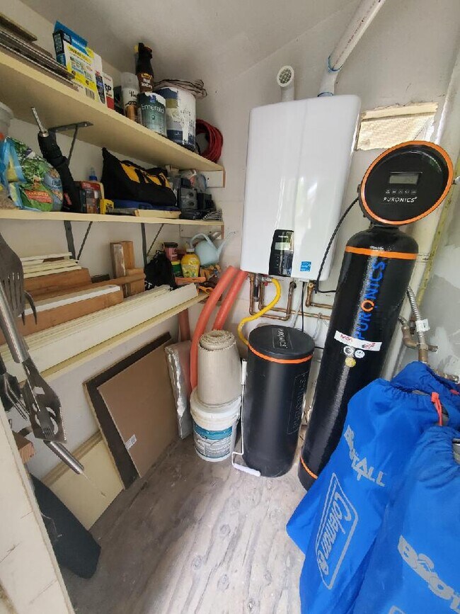 Balcony storage shed, w/ occupant - 3400 Santa Maria Way