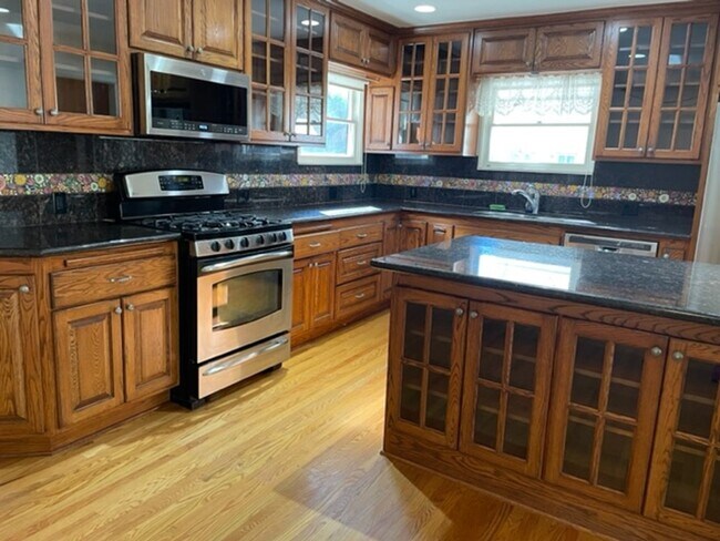 Foto del edificio - 3 bdr 2 bath Home on Huge lot.