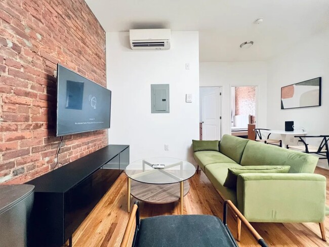 Foto del edificio - Furnished room/NOT APARTMENT