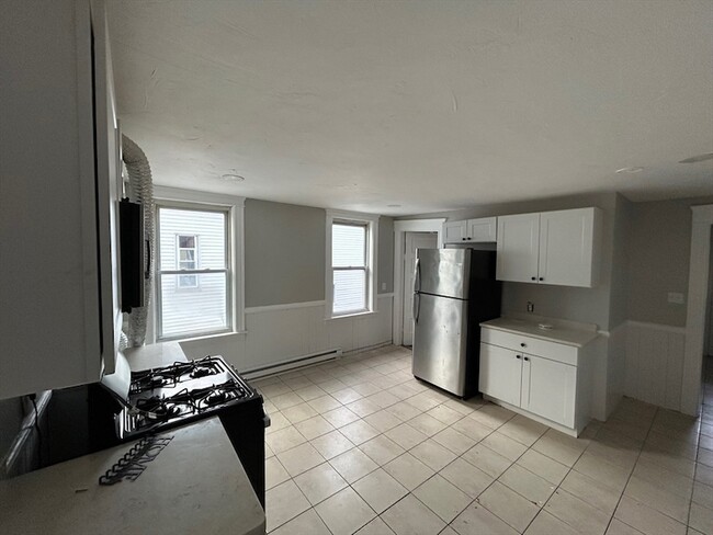Building Photo - 21 Henchman St