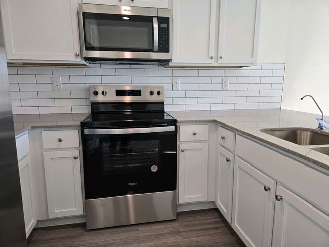Building Photo - Beautiful Modern Townhome in the Northwest...