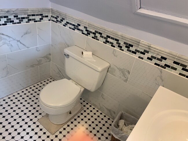 Building Photo - 141 Gainsborg Ave E