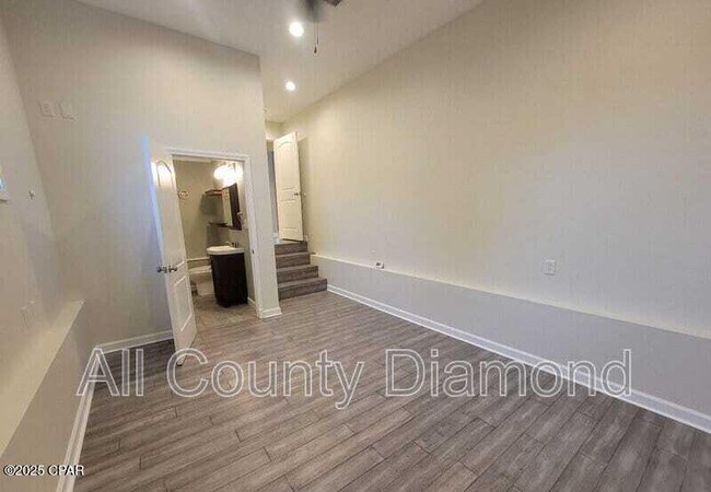 Foto del edificio - 215 Harris Ave