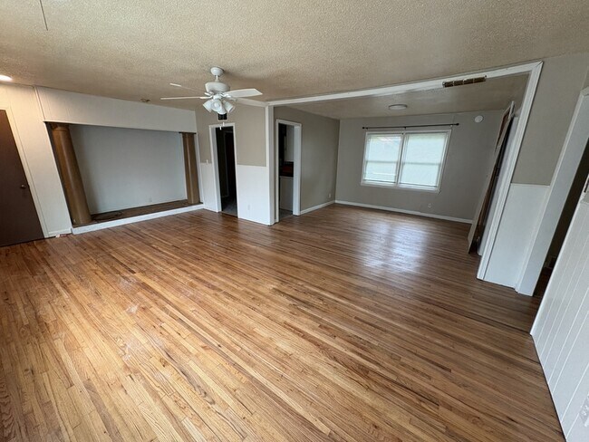 Foto del edificio - 8915 E 3rd Pl