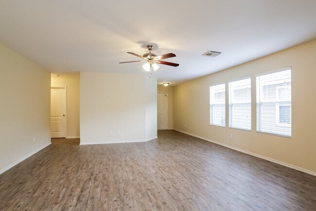 Foto del edificio - 5006 Arbury Hill Ln