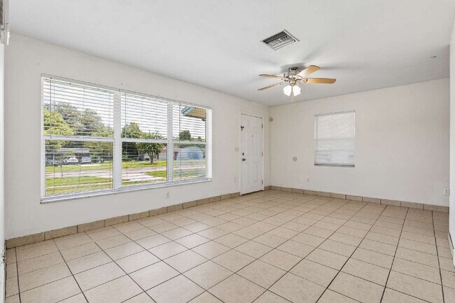 Foto del edificio - Charming 2-Bed Oasis on Providence Blvd – Cozy Living in Deltona!