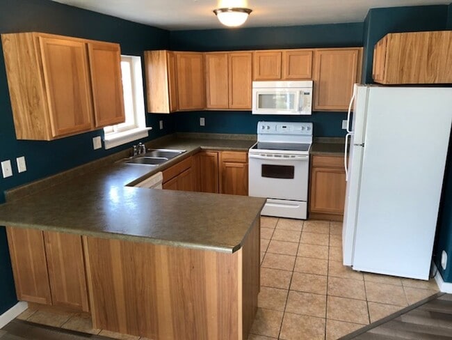 Building Photo - Spacious 3-Bedroom Condo in Belgrade — Prime Location!