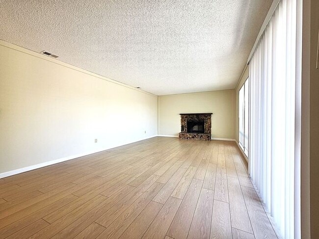 Foto del edificio - Beautiful, Very Large 2 Bedroom with Garage, Fireplace, Balcony & A/C Near Washoe Golf Course