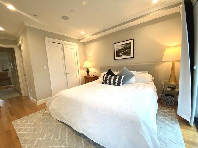 Foto del edificio - 364 Bunker Hill St