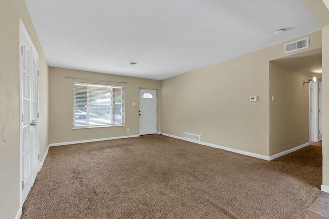 Building Photo - 936 N Revere St