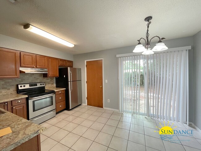 Building Photo - Nice 2 Bedroom End Unit: MOVE IN SPECIAL!