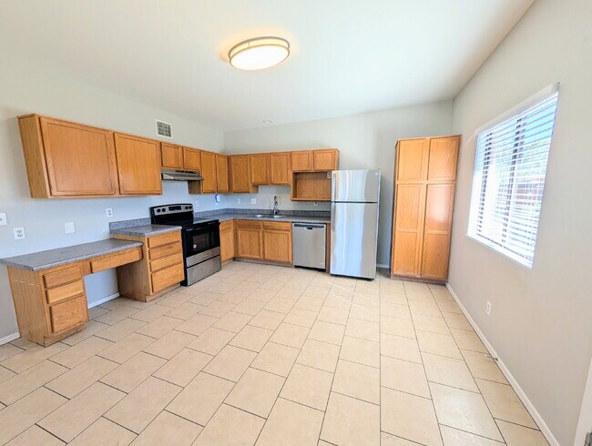 Foto del edificio - 2 Bedroom with private fenced yard!