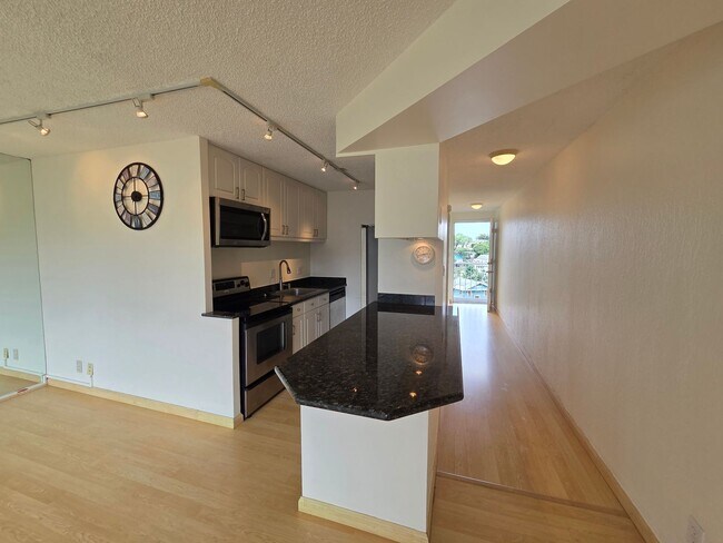 Foto del edificio - Conveniently located 1 bedroom, 1 bath & 1 parking in Punchbowl
