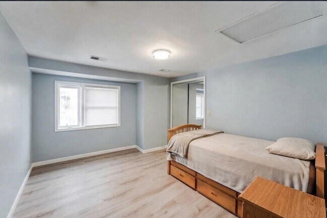 Foto del edificio - 327 Stover Ave