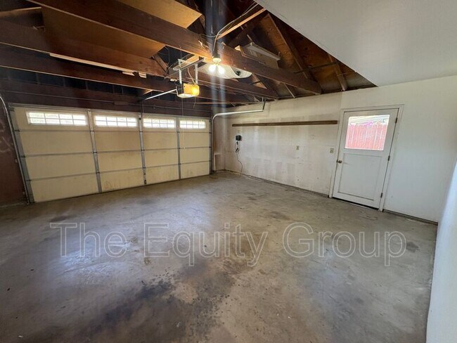 Building Photo - 519 N Aspen St