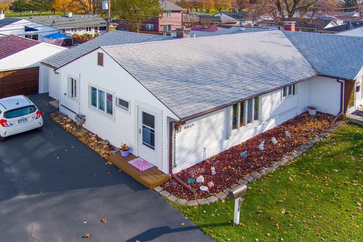 Primary Photo - 8829 S Komensky Ave