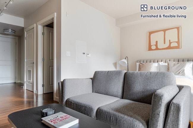 Building Photo - 10333 Main St