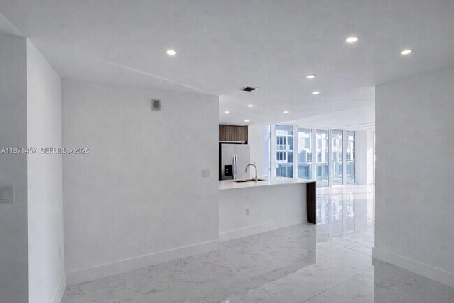 Foto del edificio - 600 NE 27th St