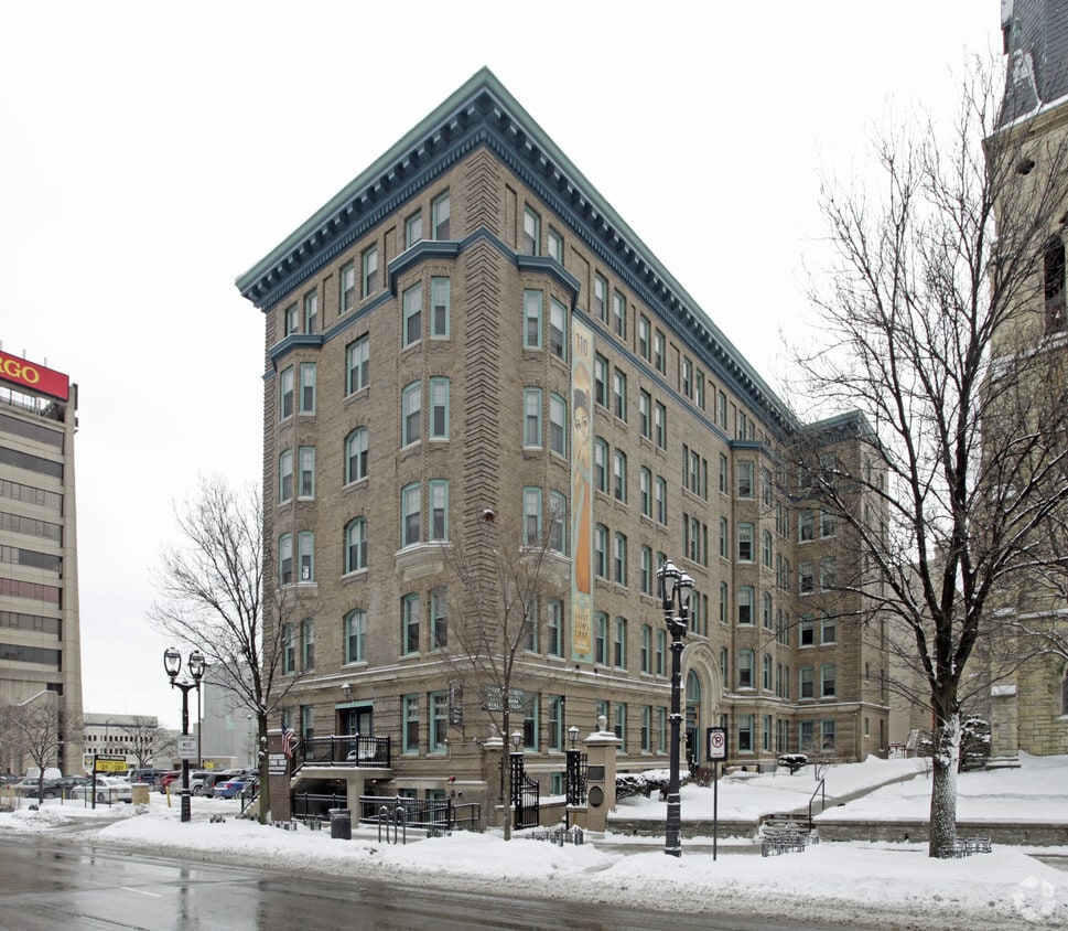 Primary Photo - 825 W Wisconsin Ave