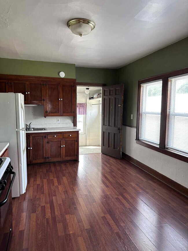 Área de cocina y comedor - 322 S 9th St