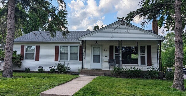 Building Photo - 743 Iowa Ave