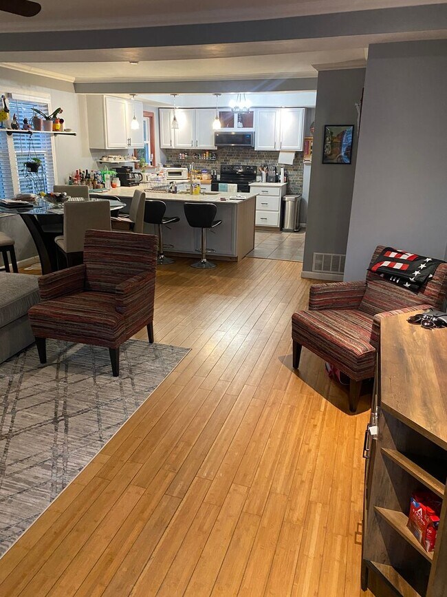 Building Photo - Charming 2-bedroom, 1-bathroom home locate...