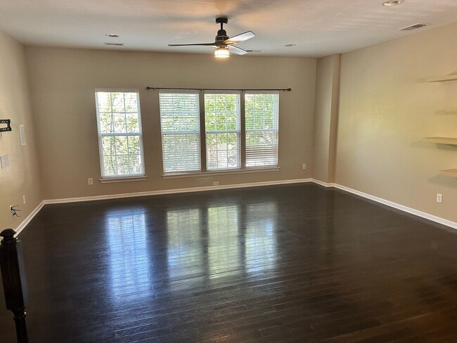 Building Photo - Amazing Three Bedroom Townhome in Southend!