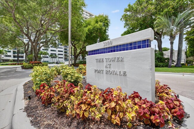 Foto del edificio - 3200 Port Royale Dr N