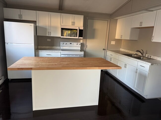 Building Photo - 502 E Emmons St