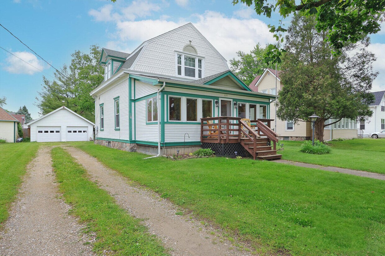 Primary Photo - 228 Beloit St