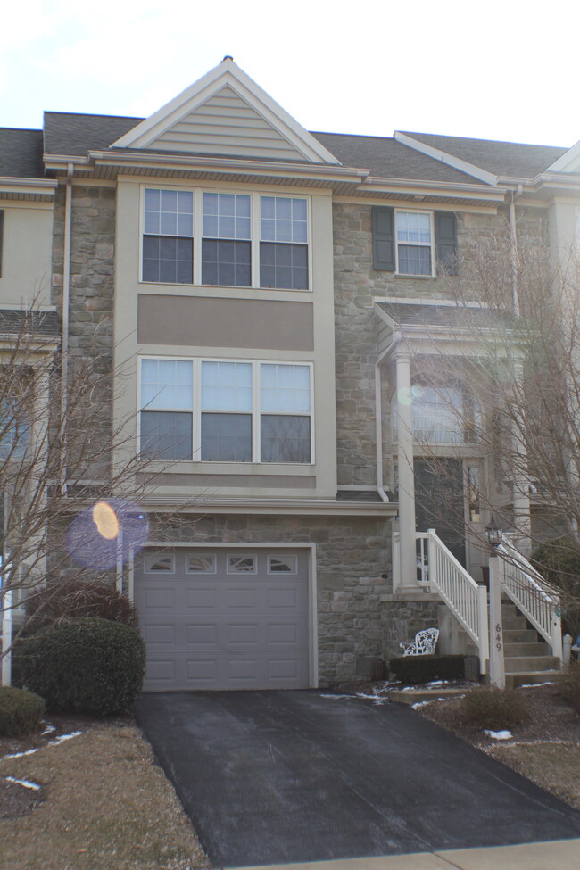 Exterior - 649 Royal View Dr