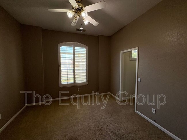Building Photo - 2511 S Peppertree St