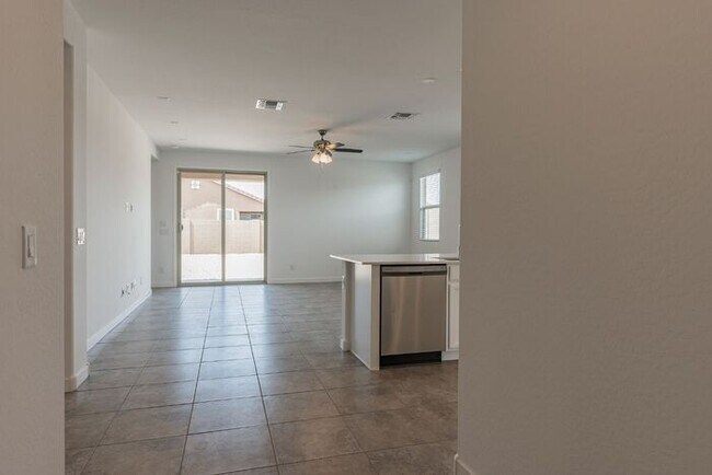Building Photo - Get 1st FULL MONTH’S RENT FREE! - 6318 W I...