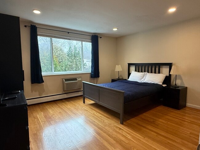 Building Photo - 205 Kent St