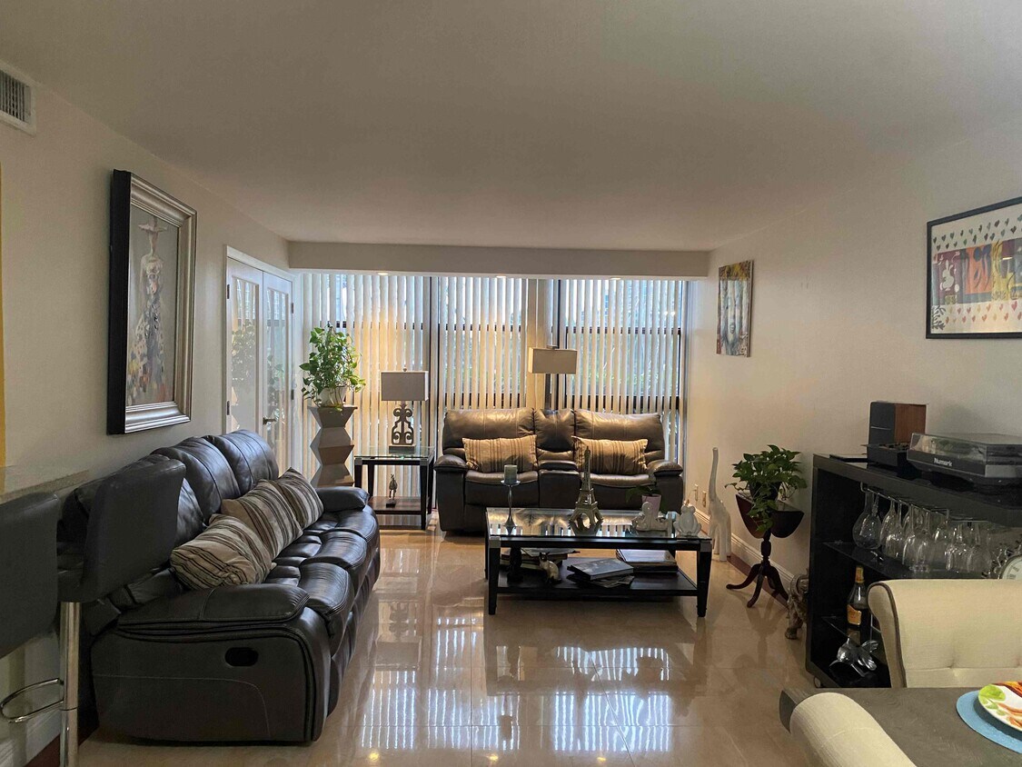Primary Photo - 200 Leslie Dr