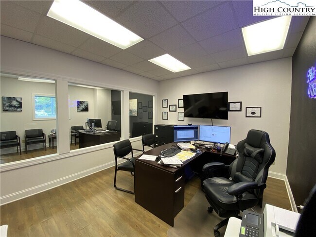 Foto del edificio - 875 Mt Jefferson Rd