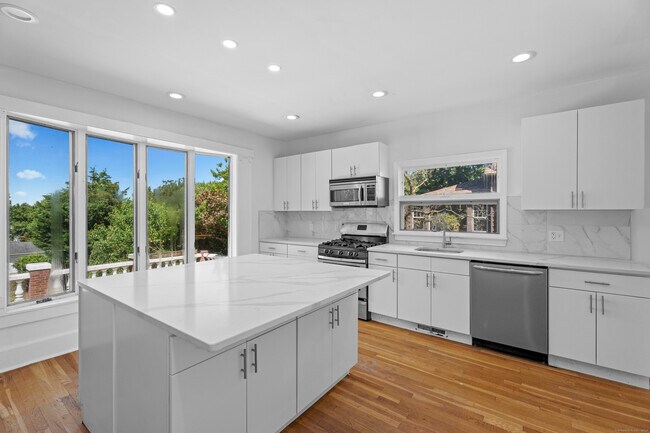 Foto del edificio - 738 Townsend Ave