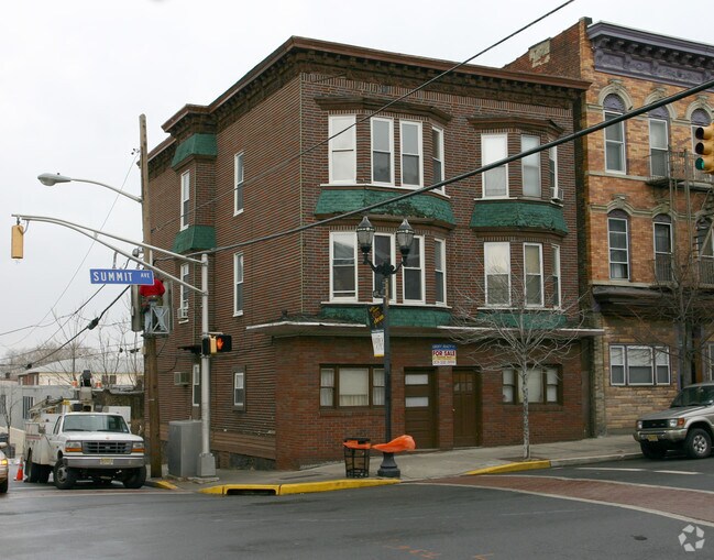 Building Photo - 1601 Summit Ave