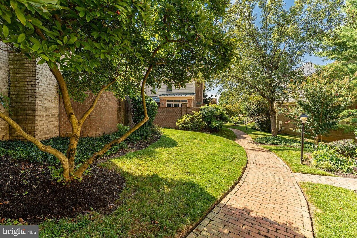 Foto principal - 10810 Brewer House Rd
