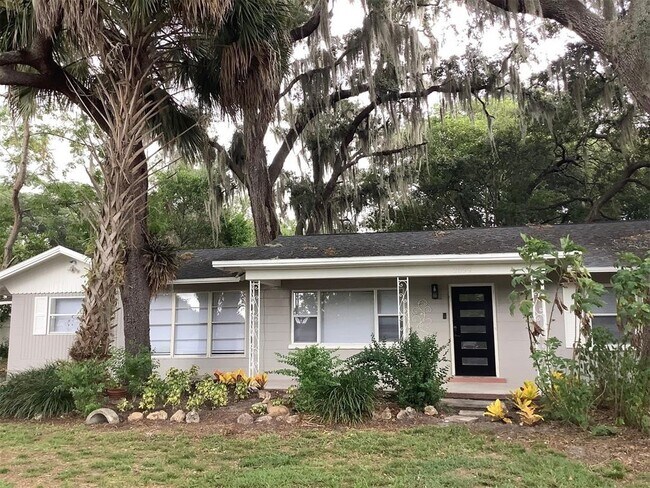 Foto del edificio - 2899 E Crooked Lake Dr