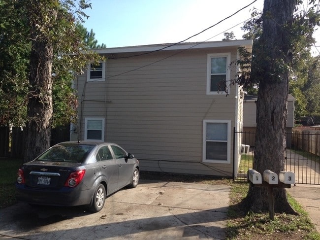 Rear - 5606 Robertson St