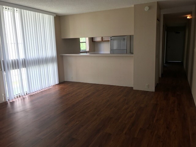 Foto del edificio - Spacious 1-Bedroom Ground Floor Apartment ...