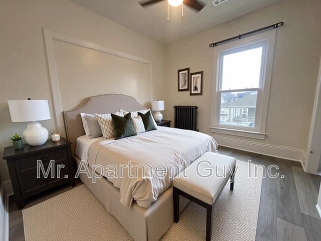 Building Photo - 57 Barton St E