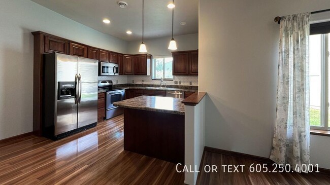 Building Photo - Spacious 3-Bed, 2.5-Bath Townhome with Mod...