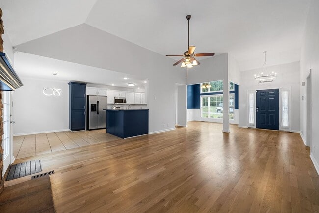 Building Photo - 3 Bedroom 3 Bath Pet Friendly Home For Ren...