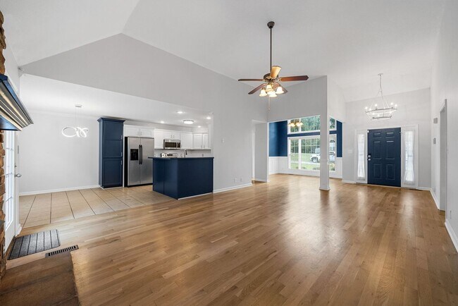 Foto del edificio - 3 Bedroom 3 Bath Pet Friendly Home For Ren...