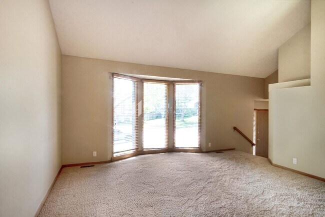 Building Photo - Papillion Tri-Level
