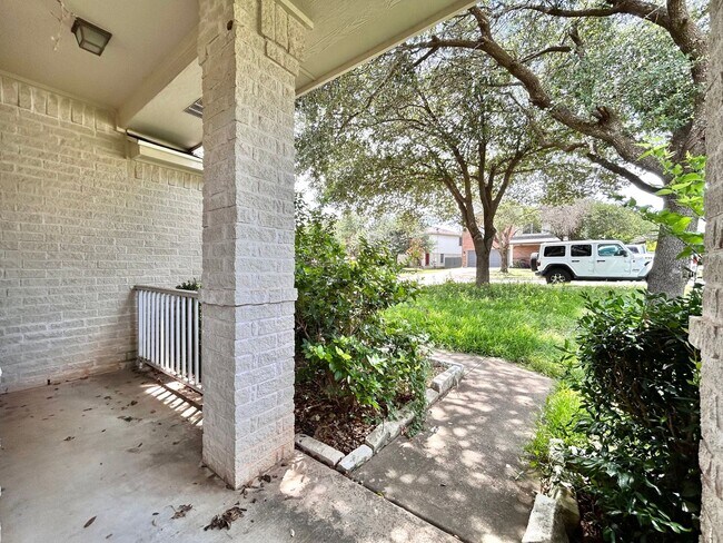 Building Photo - Lovely & Spacious 3/BR 2.5/BA Home in Roun...