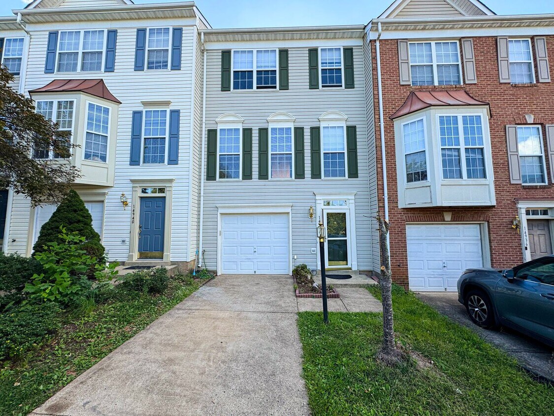 Foto principal - Stunning 3 Bed 3.5 Bath Interior Townhome ...